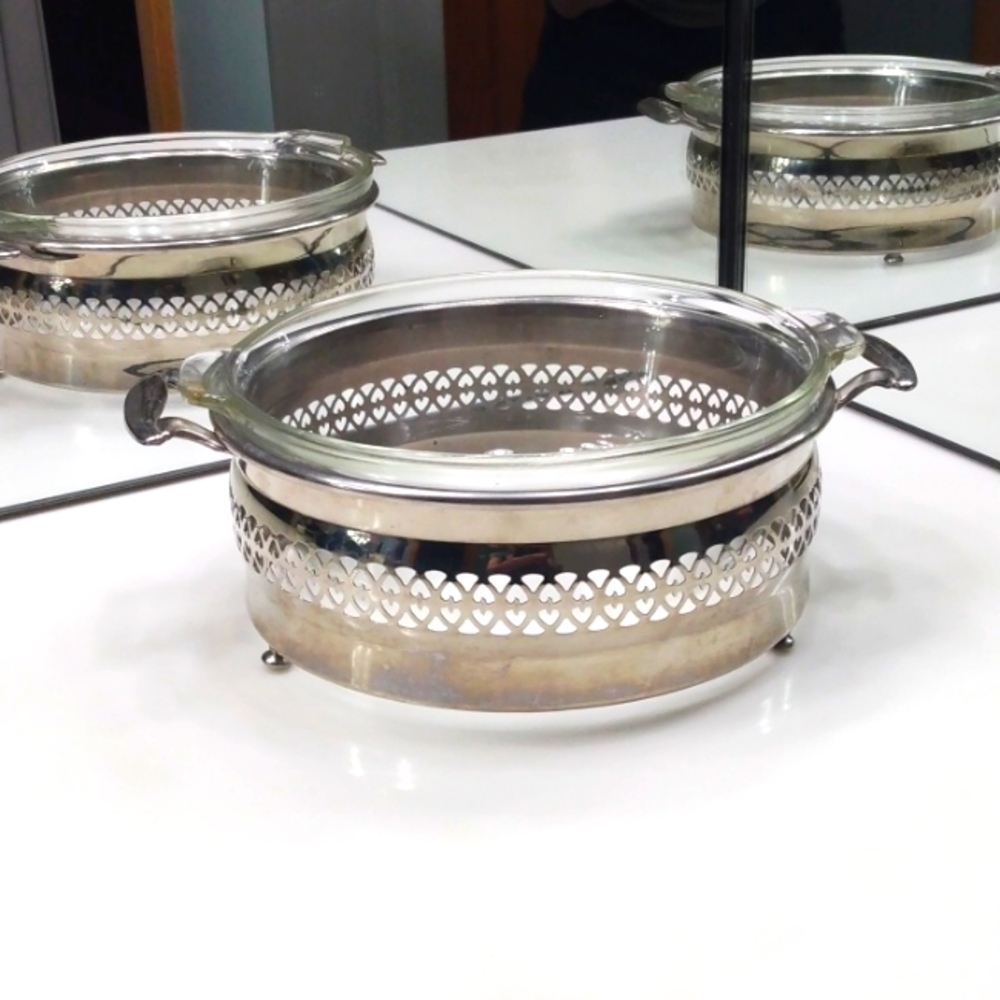 VINTAGE SILVER TONE METAL CASSEROLE HOLDER WITH GLASS PYREX DISH